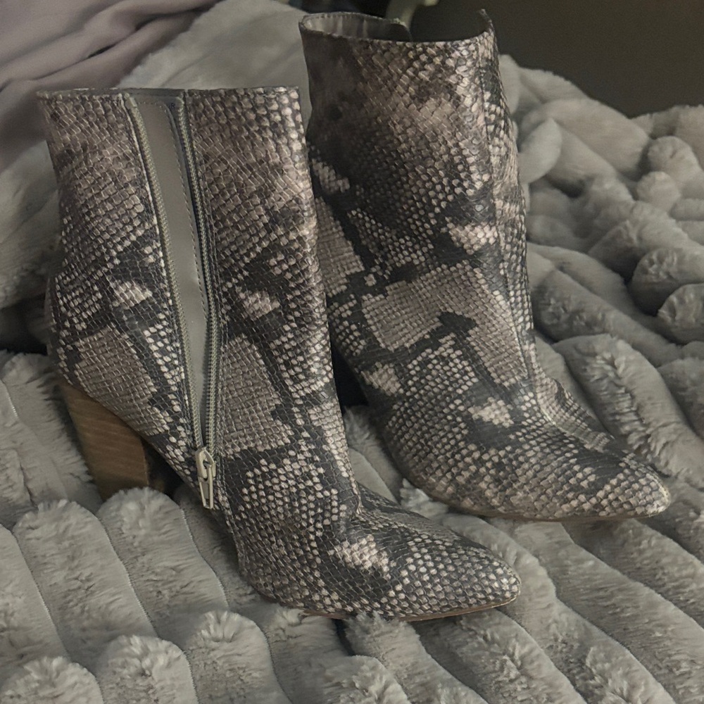 Snake-Print Pointed Toe Ankle Boots - Gray